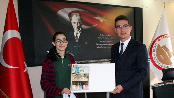 Türkiye birincisi olan İlçemiz Yatılı Bölge Ortaokulu öğrencisi İlçe Kaymakamımız tarafından makamında kabul edildi.