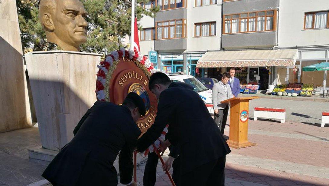 Cumhuriyetimizin kuruluşunun 95. Yıldönümü kutlama programı kapsamında Atatürk Anıtına çelenk sunma töreni yapıldı.