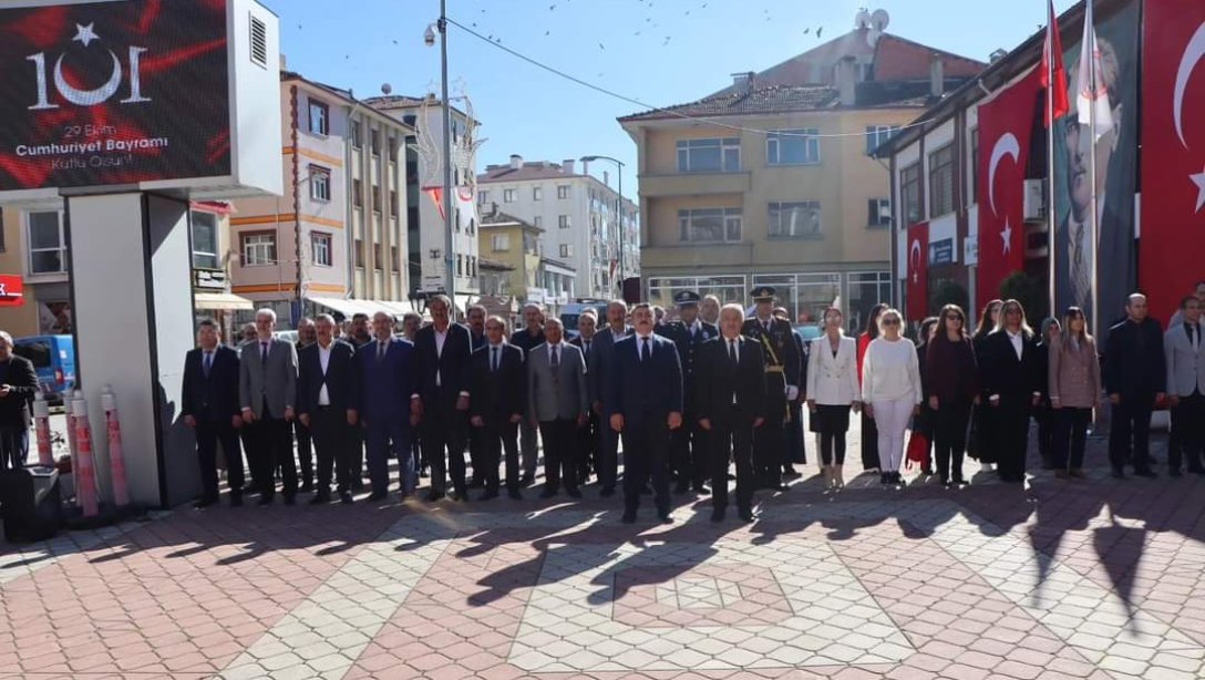 Çelenk Sunma Programı Gerçekleştirildi.